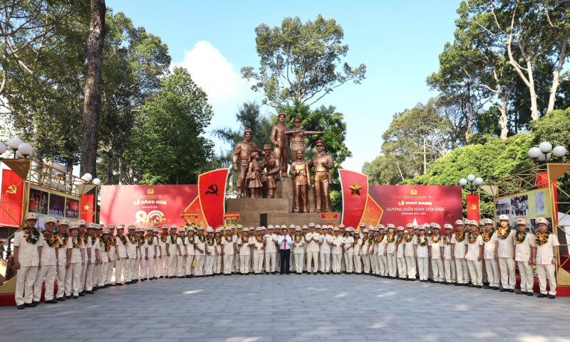 Đoàn đại biểu TP Hồ Chí Minh tưởng nhớ Chủ tịch Hồ Chí Minh nhân kỷ niệm 80 năm ngày Truyền thống CAND -0