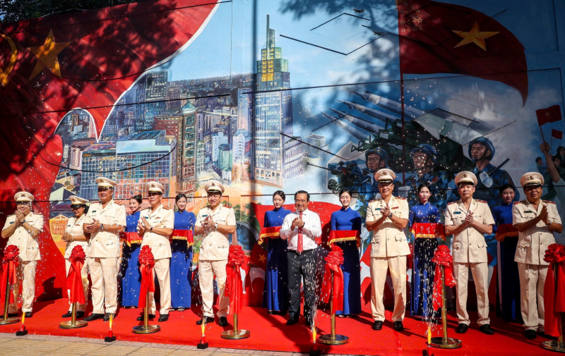 Đoàn đại biểu TP Hồ Chí Minh tưởng nhớ Chủ tịch Hồ Chí Minh nhân kỷ niệm 80 năm ngày Truyền thống CAND -0