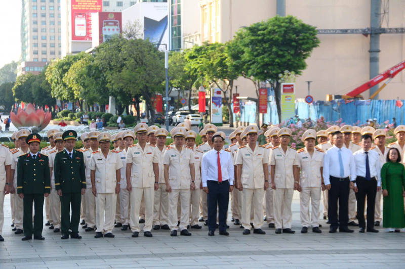 Đoàn đại biểu TP Hồ Chí Minh tưởng nhớ Chủ tịch Hồ Chí Minh nhân kỷ niệm 80 năm ngày Truyền thống CAND -0