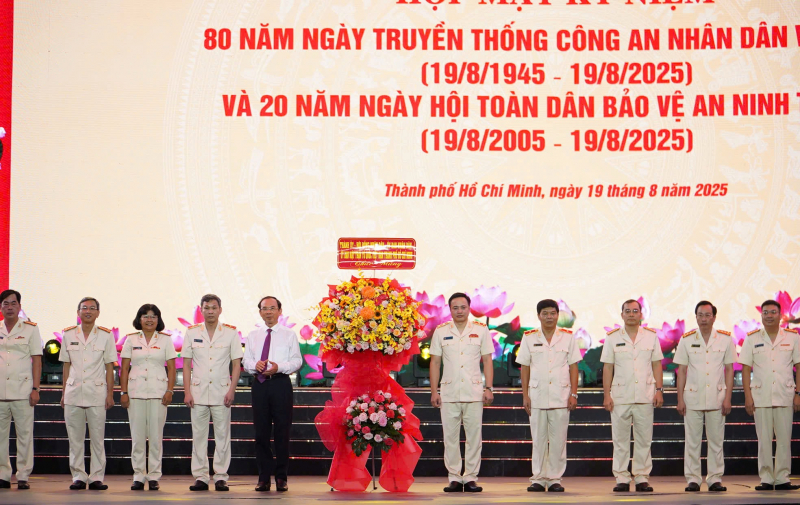 Tiếp nối truyền thống anh hùng, Công an TP Hồ Chí Minh liên tục lập nhiều chiến công đặc biệt xuất sắc -0