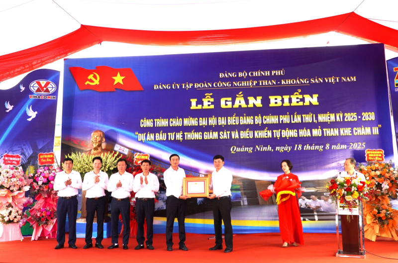 Đảng ủy TKV gắn biển công trình chào mừng Đại hội đại biểu Đảng bộ Chính phủ lần thứ I, nhiệm kỳ 2025 - 2030 -0