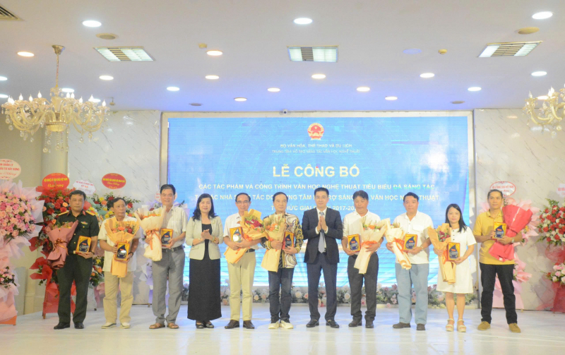 ផ្តល់កិត្តិយសដល់ស្នាដៃឆ្នើមពីអ្នកនិពន្ធ សម័យ ២០១៧-២០២២ -០