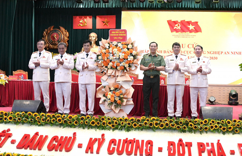 Thứ trưởng Lê Văn Tuyến dự, chỉ đạo tại Đại hội Đảng bộ Cục Công nghiệp an ninh lần thứ I -0