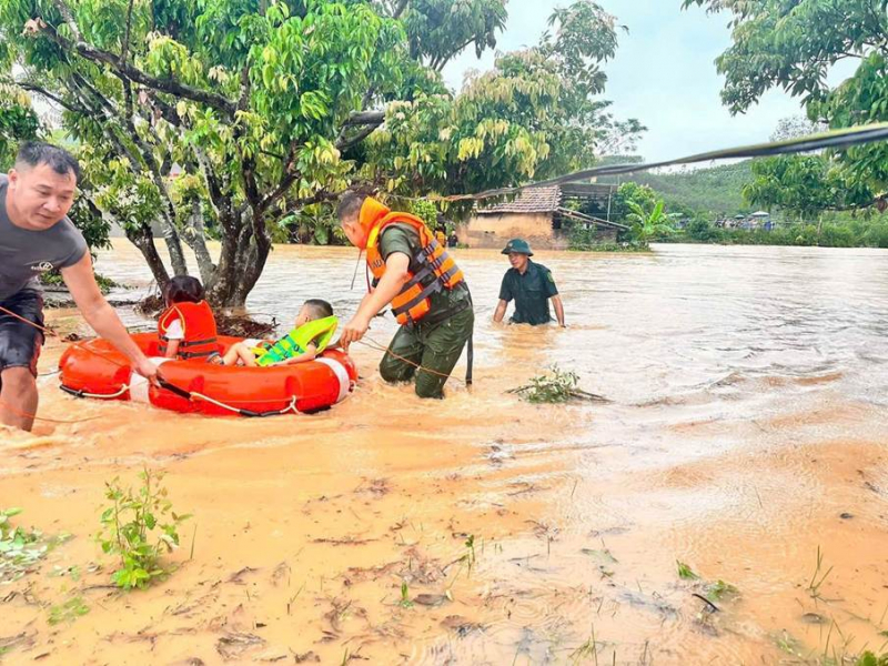 Kịp thời hỗ trợ, bảo đảm an toàn cho người dân khi lũ dâng cao -1