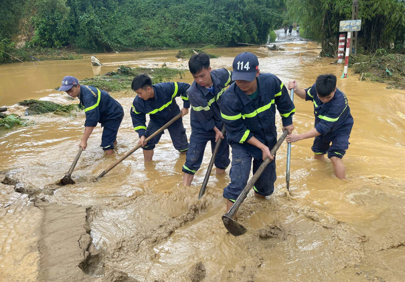 Kịp thời hỗ trợ, bảo đảm an toàn cho người dân khi lũ dâng cao -0