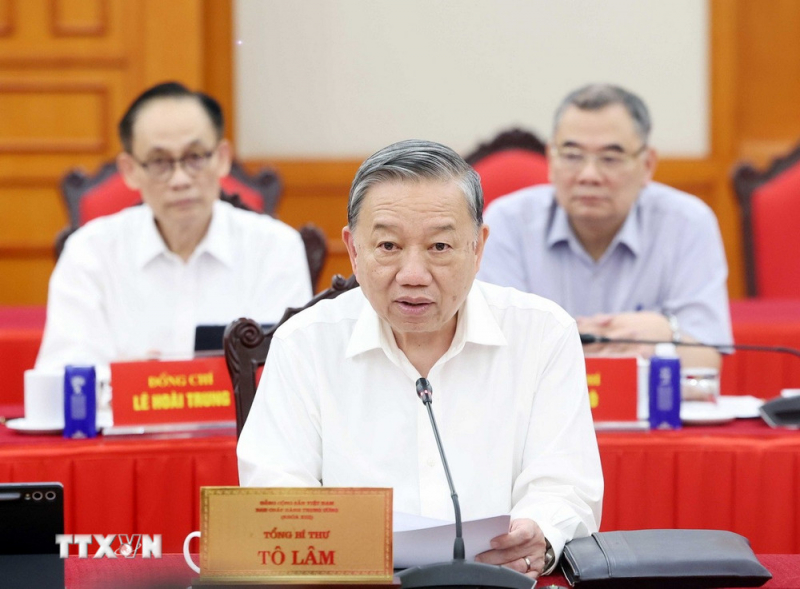 Bộ Chính trị cho ý kiến về công tác chuẩn bị Đại hội Đảng bộ Hà Nội và TP Hồ Chí Minh