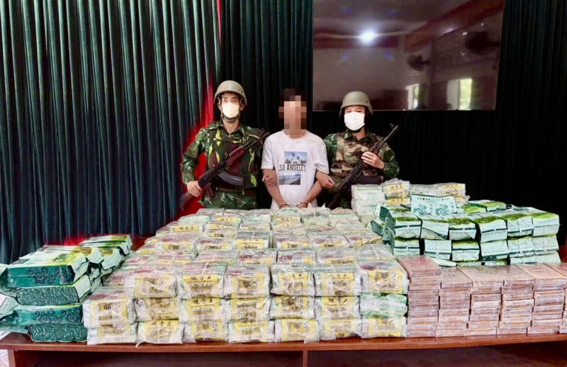 Cuộc chiến nơi khói trắng trườn qua sông biên giới -0