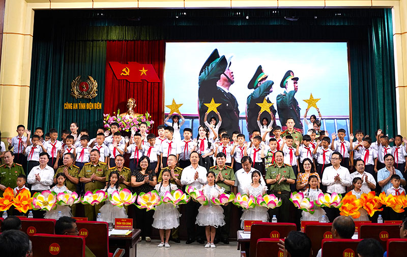 Tiếp nhận Chương trình “Con nuôi Công an Điện Biên” và lưu học sinh 6 tỉnh Bắc Lào -0