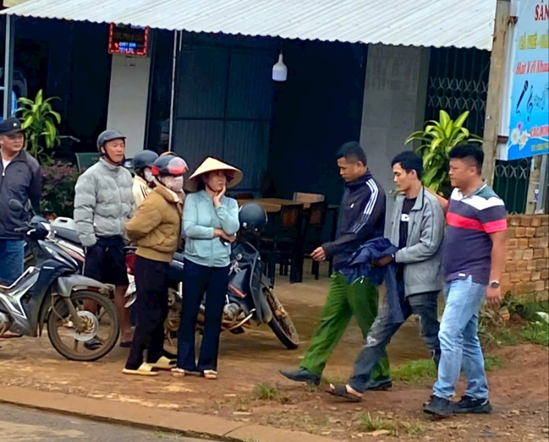 Thợ hồ đi nhậu bị con chủ quán đâm tử vong -0