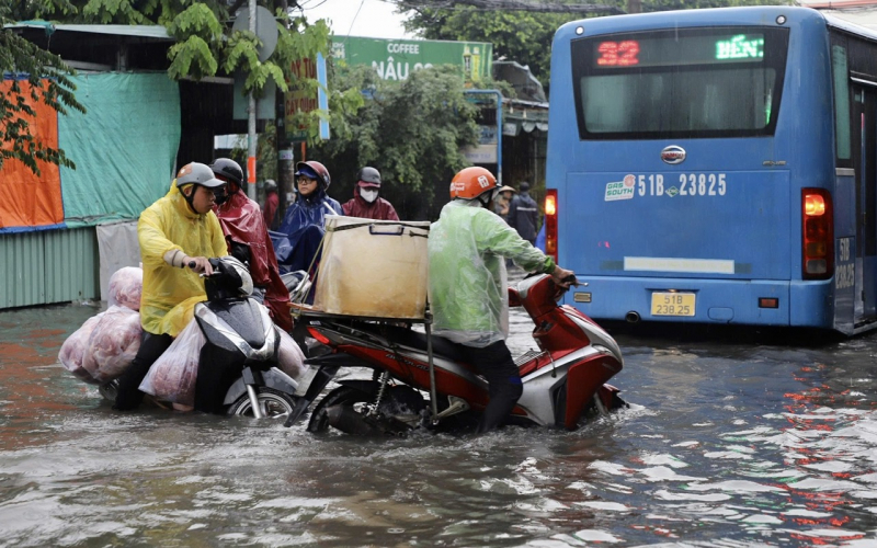 Mưa suốt đêm, nhiều người trễ giờ làm vì đường ngập nước -3