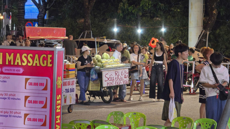 Đà Nẵng: Chấn chỉnh “bát nháo” hàng rong tại chợ đêm Sơn Trà -2