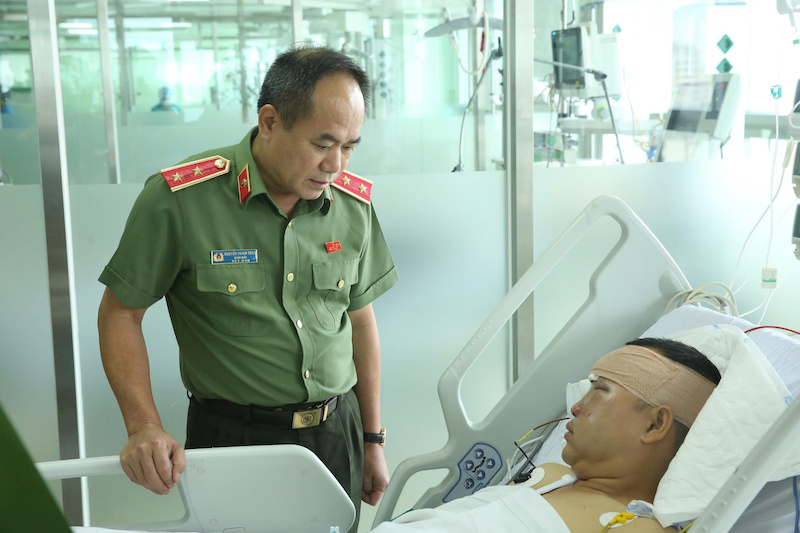 Giám đốc Công an TP Hà Nội thăm hỏi, động viên đại úy CSCĐ đang làm nhiệm vụ bảo vệ buổi hợp luyện A80 -0