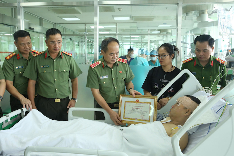 Giám đốc Công an TP Hà Nội thăm hỏi, động viên đại úy CSCĐ đang làm nhiệm vụ bảo vệ buổi hợp luyện A80 -0