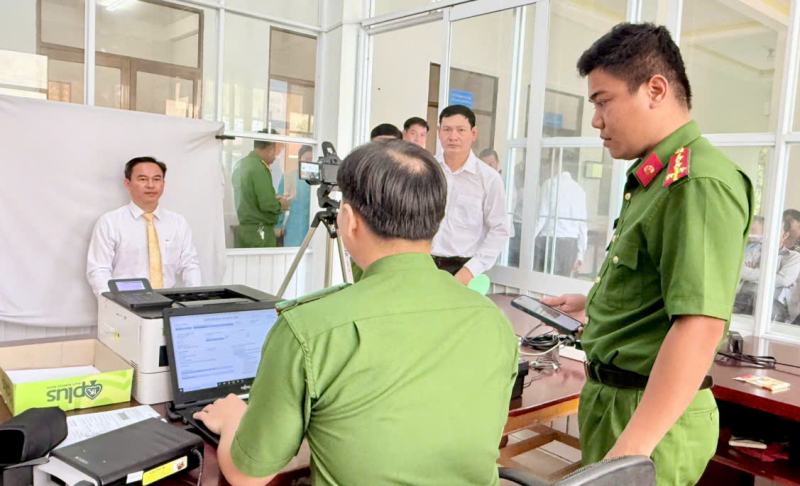 Công an Cà Mau tăng tốc cấp đổi thẻ đảng viên trên địa bàn -0