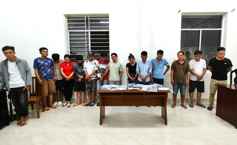 Phá ổ đánh bạc ăn thua hàng trăm triệu trong rừng keo -0