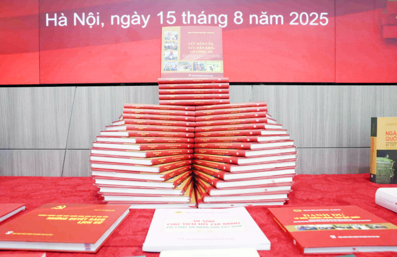 hình %3fnh cu%3fn sách _lúc dân c%3fn, lúc dân khó, có công an_ trung bày t%3fi l%3f gi%3fi thi%3fu và ra m%3ft..jpg -0