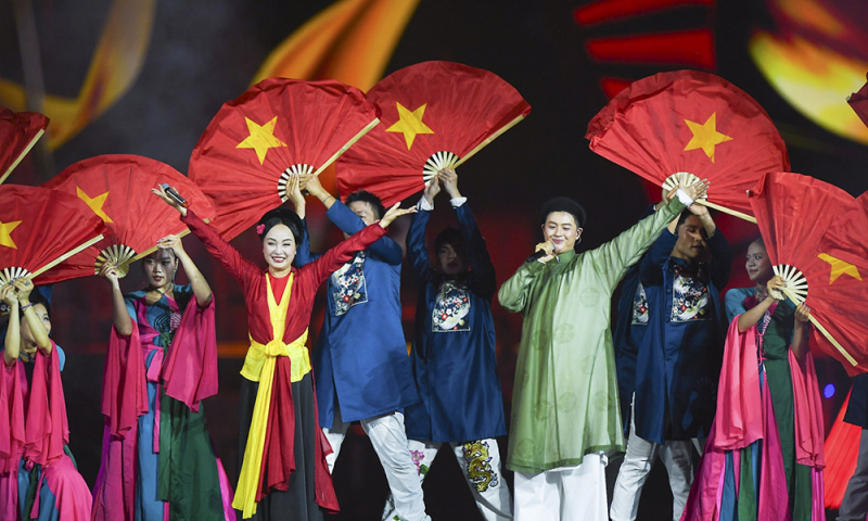 ngu%3fi d%3fng sau thành công c%3fa concert t%3f qu%3fc trong tim là d%3fo di%3fn âm nh%3fc nguy%3fn h%3fu vu%3fng.jpg -0