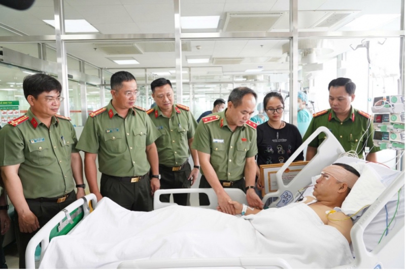 Giám đốc Công an TP Hà Nội thăm hỏi, động viên đại úy CSCĐ đang làm nhiệm vụ bảo vệ buổi hợp luyện A80 -0