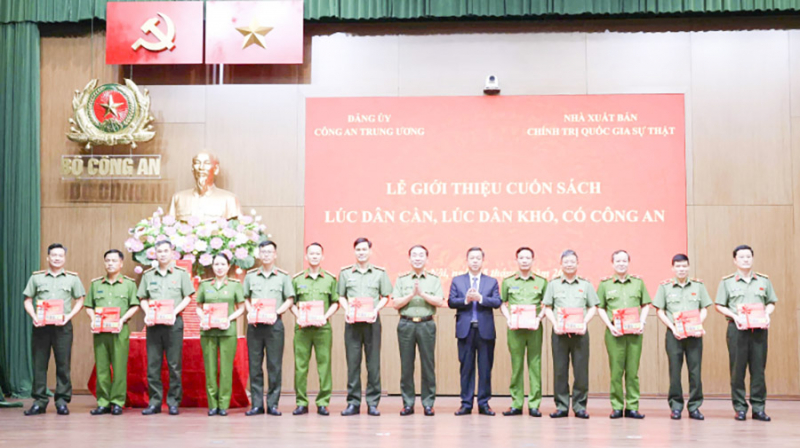th%3f tru%3fng tr%3fn qu%3fc t%3f và d%3fng chí vu tr%3fng lâm trao t%3fng cu%3fn sách cho d%3fi di%3fn m%3ft s%3f ban, b%3f, ngành trung uong_ don v%3f tr%3fc thu%3fc b%3f công an, thu vi%3fn cand....jpg -1