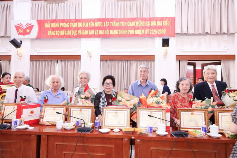  Xúc động tri ân các “nhà giáo đi B” – nhân chứng của một thời hoa lửa -0