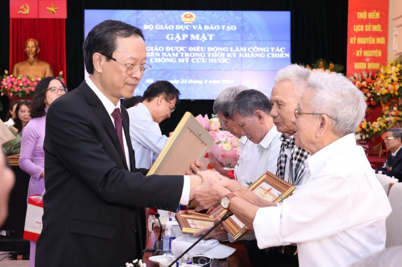  Xúc động tri ân các “nhà giáo đi B” – nhân chứng của một thời hoa lửa -0