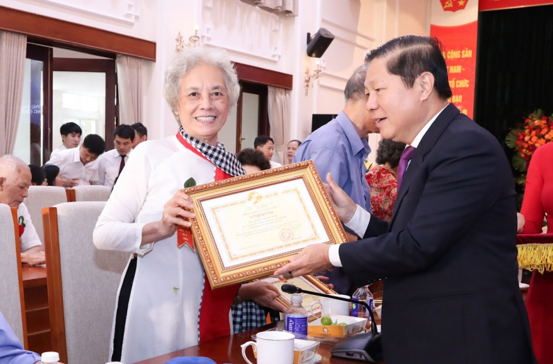  Xúc động tri ân các “nhà giáo đi B” – nhân chứng của một thời hoa lửa -0