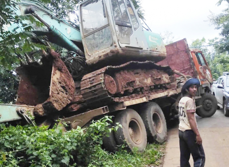 Xe tải mất phanh, tông chết 18 con bò của người dân -0