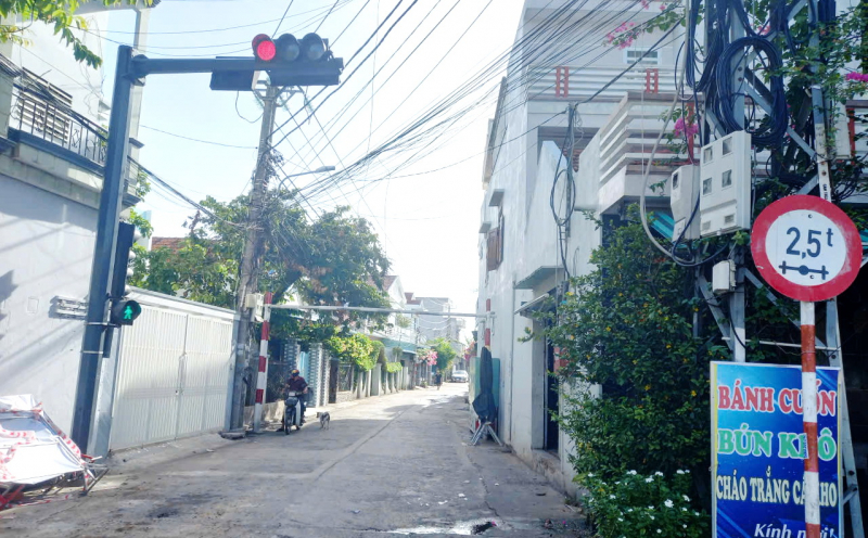 What does Binh Kien ward government say about unreasonable installation of road signs and barriers? -0