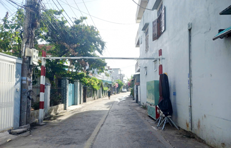 What does Binh Kien ward government say about unreasonable installation of road signs and barriers? -0