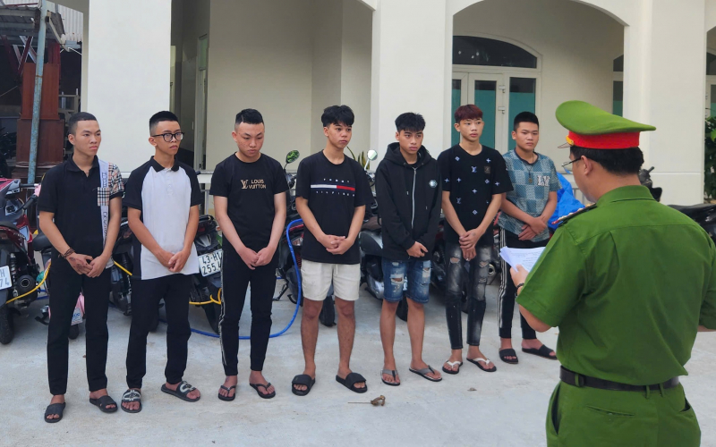 Khởi tố, bắt tạm giam nhóm côn đồ vô cớ đánh thiếu niên mù mắt -0