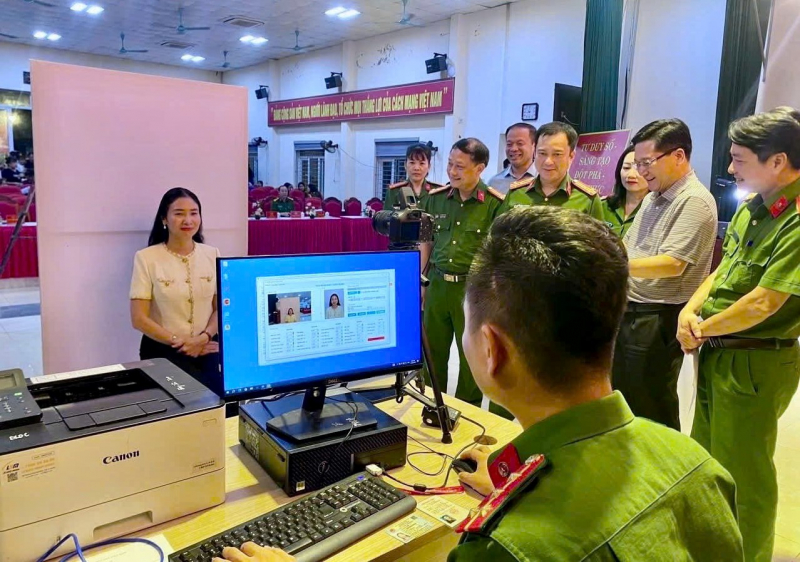 Đến tận nhà thu nhận hồ sơ cấp đổi Thẻ Đảng viên – Hình ảnh đẹp của người chiến sĩ Công an vì dân phục vụ -0