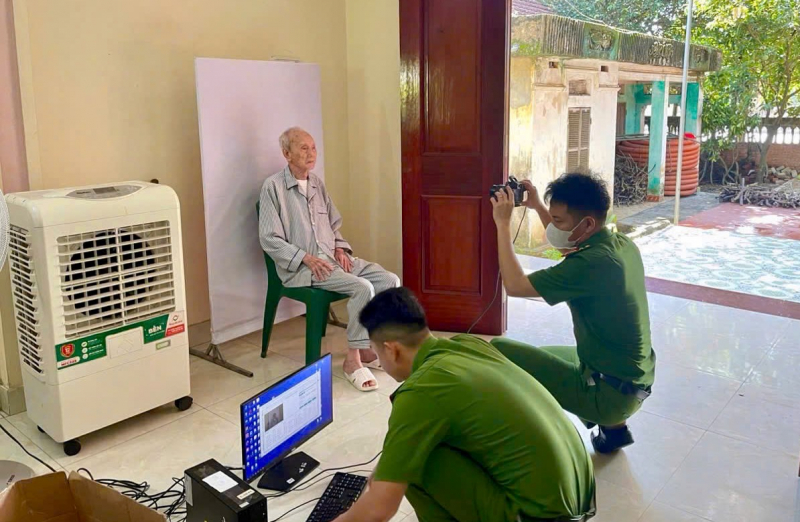 Đến tận nhà thu nhận hồ sơ cấp đổi Thẻ Đảng viên – Hình ảnh đẹp của người chiến sĩ Công an vì dân phục vụ -0