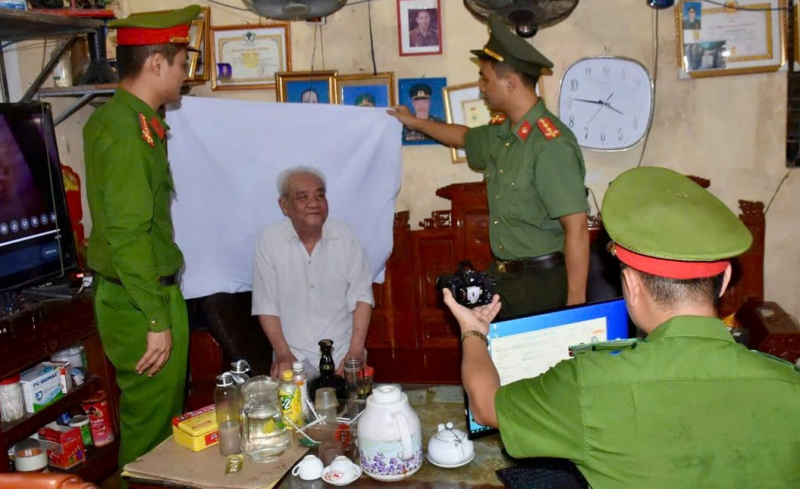 Đến tận nhà thu nhận hồ sơ cấp đổi Thẻ Đảng viên – Hình ảnh đẹp của người chiến sĩ Công an vì dân phục vụ -0