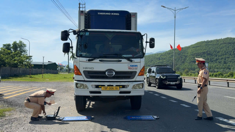 Phát hiện, xử lý 287 trường hợp xe quá khổ, quá tải -0