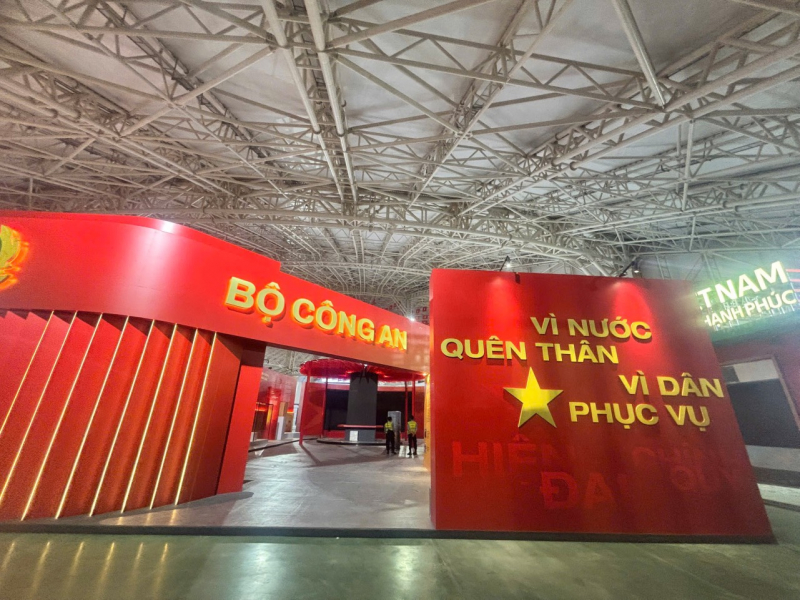 Hoành tráng và tự hào Triển lãm “Công an nhân dân - 80 năm vì an ninh Tổ quốc, vì hạnh phúc Nhân dân” -0