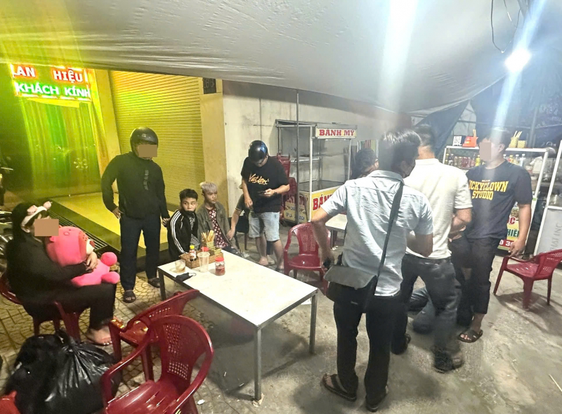 Dụ bé gái 13 tuổi vay tiền rồi bán làm tiếp viên karaoke -0