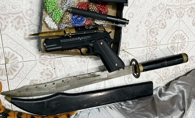 Triệt xóa 2 điểm ghi lô đề, phát hiện súng cùng hung khí nguy hiểm -0