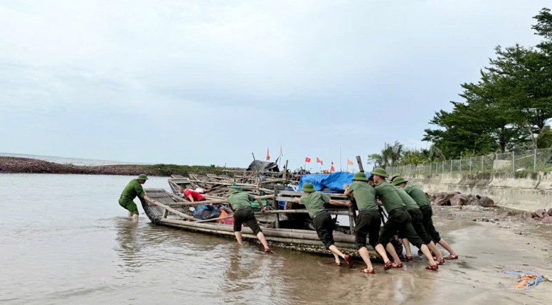 Công an Nghệ An xuất quân hỗ trợ các địa phương ven biển phòng, chống bão số 5 -0