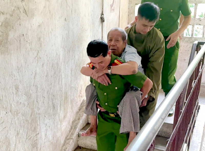 Công an Nghệ An xuất quân hỗ trợ các địa phương ven biển phòng, chống bão số 5 -0