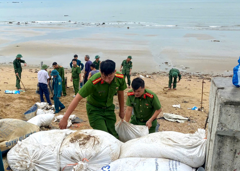 Công an Nghệ An xuất quân hỗ trợ các địa phương ven biển phòng, chống bão số 5 -0