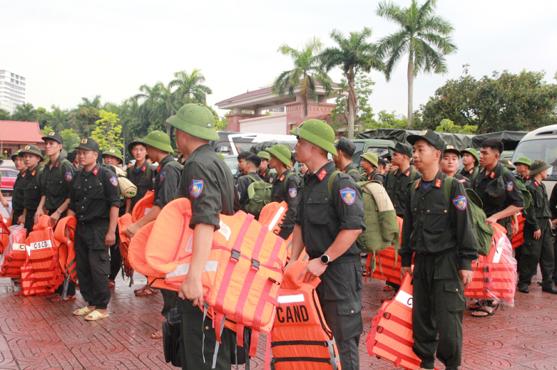 Công an Nghệ An xuất quân hỗ trợ các địa phương ven biển phòng, chống bão số 5 -0