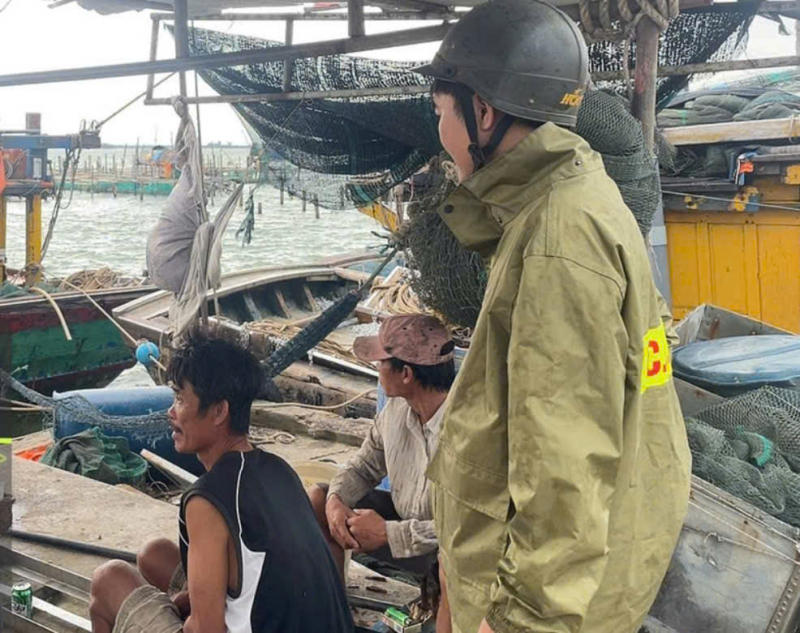 Công an “đi từng ngõ, gõ từng nhà” tuyên truyền người dân chủ động chống bão số 5 -1