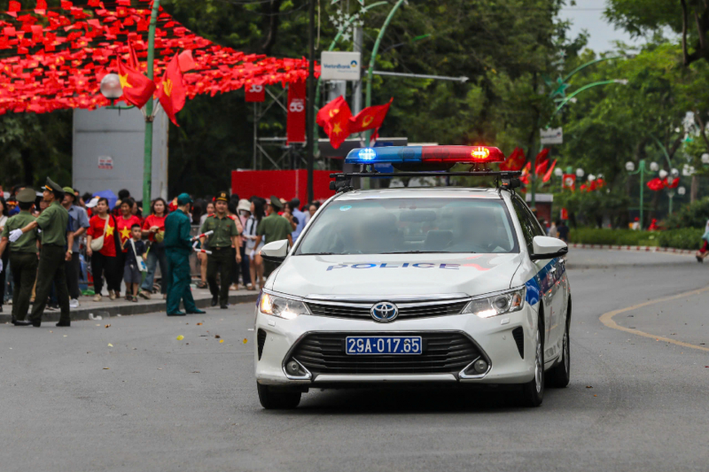 CSGT Hà Nội dùng xe chuyên dụng mở đường đưa cháu bé đi cấp cứu kịp thời -0