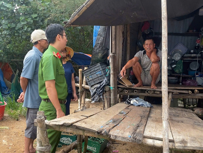 Công an “đi từng ngõ, gõ từng nhà” tuyên truyền người dân chủ động chống bão số 5 -1