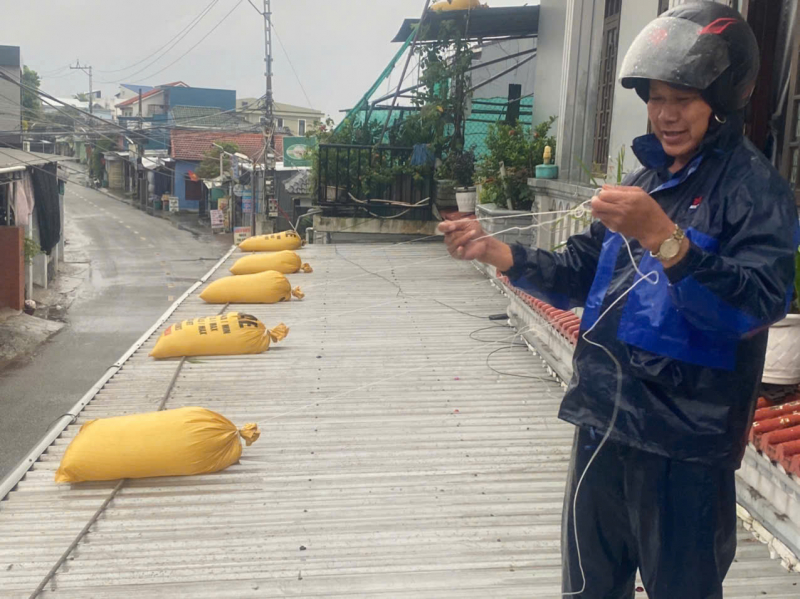 Công an “đi từng ngõ, gõ từng nhà” tuyên truyền người dân chủ động chống bão số 5 -1