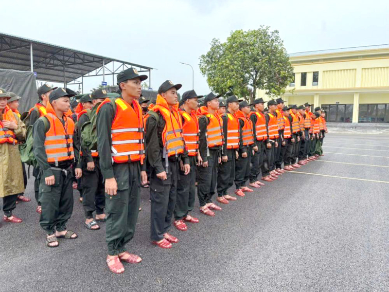 Huy động hàng trăm cán bộ chiến sỹ ứng trực, giúp dân chống bão -0
