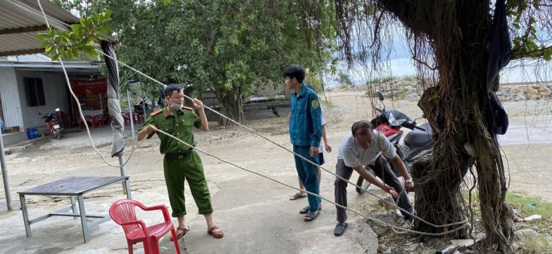 Công an “đi từng ngõ, gõ từng nhà” tuyên truyền người dân chủ động chống bão số 5 -1