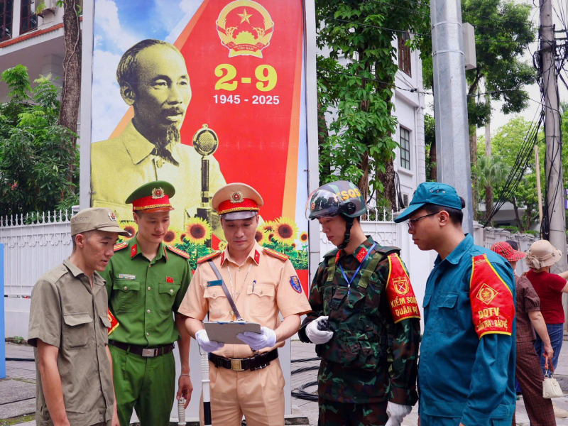 Quản lý chặt cư trú, hỗ trợ nhân dân, du khách để đảm bảo bình yên Thủ đô -0