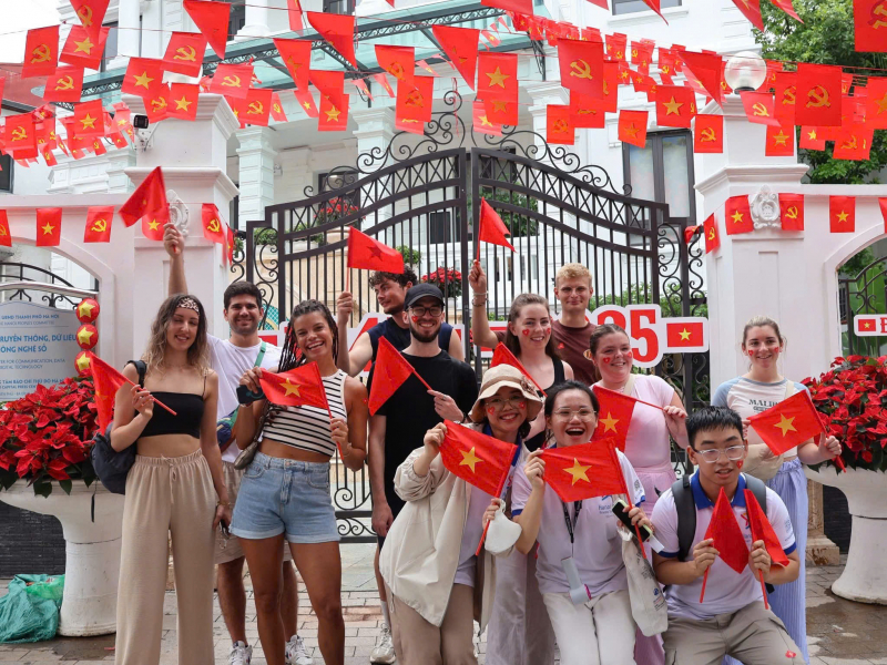 Sắc vàng hội tụ rực rỡ giữa lòng Thủ đô để phục vụ diễu binh, diễu hành -0