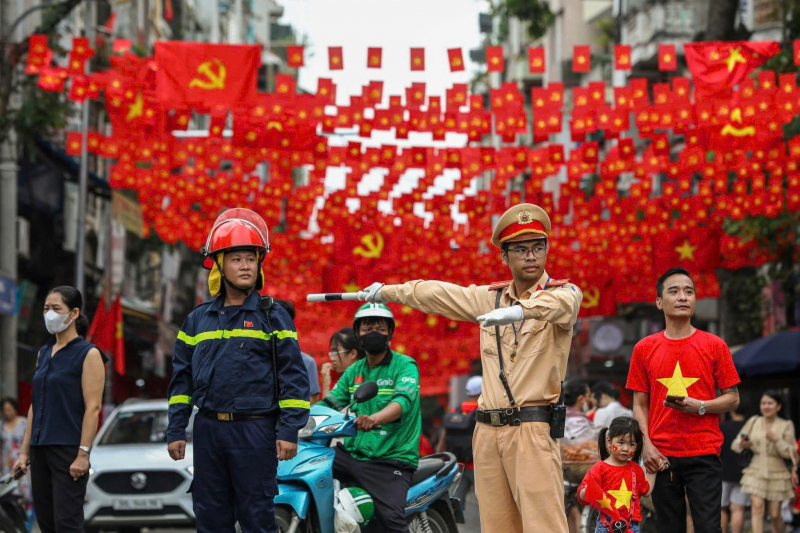 Sắc vàng hội tụ rực rỡ giữa lòng Thủ đô để phục vụ diễu binh, diễu hành -0